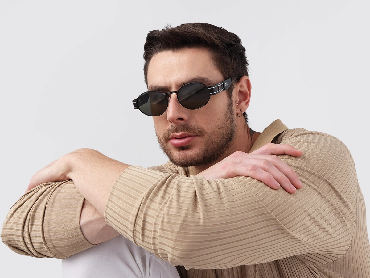 Matte Black Oval Keyhole Bridge Sunglasses 1