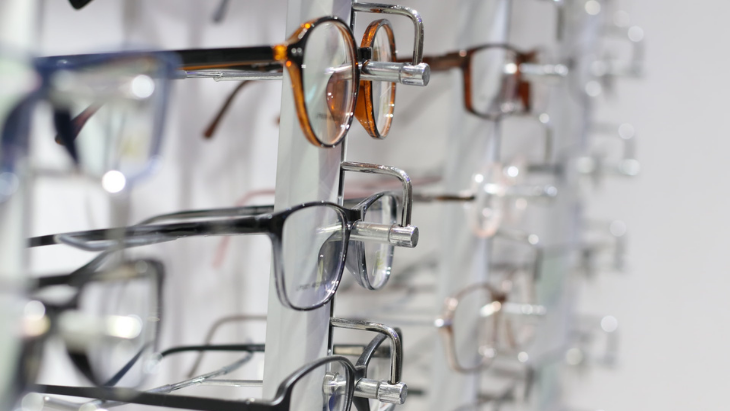 How to choose the right frame material for eyeglasses?