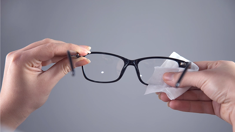 Lens cleaning wipes