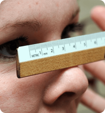 measure pupillary distance through Scale