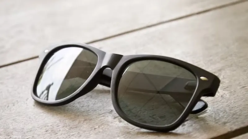 Image of a
sunglasses with glare