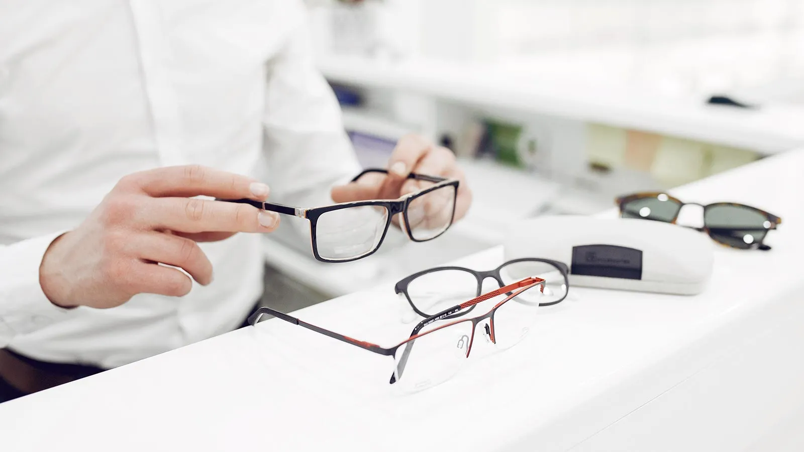 Optician - When to consult and educational background