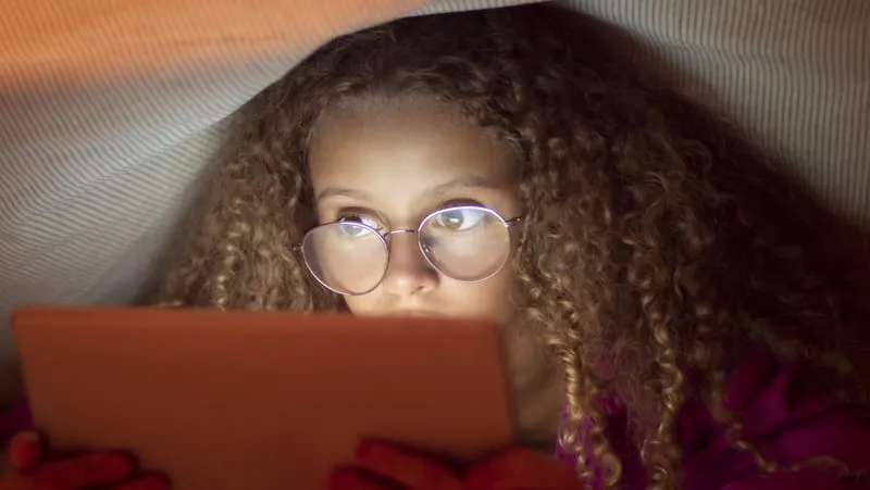 close-up-cute-little-girl-glasses-with-tablet