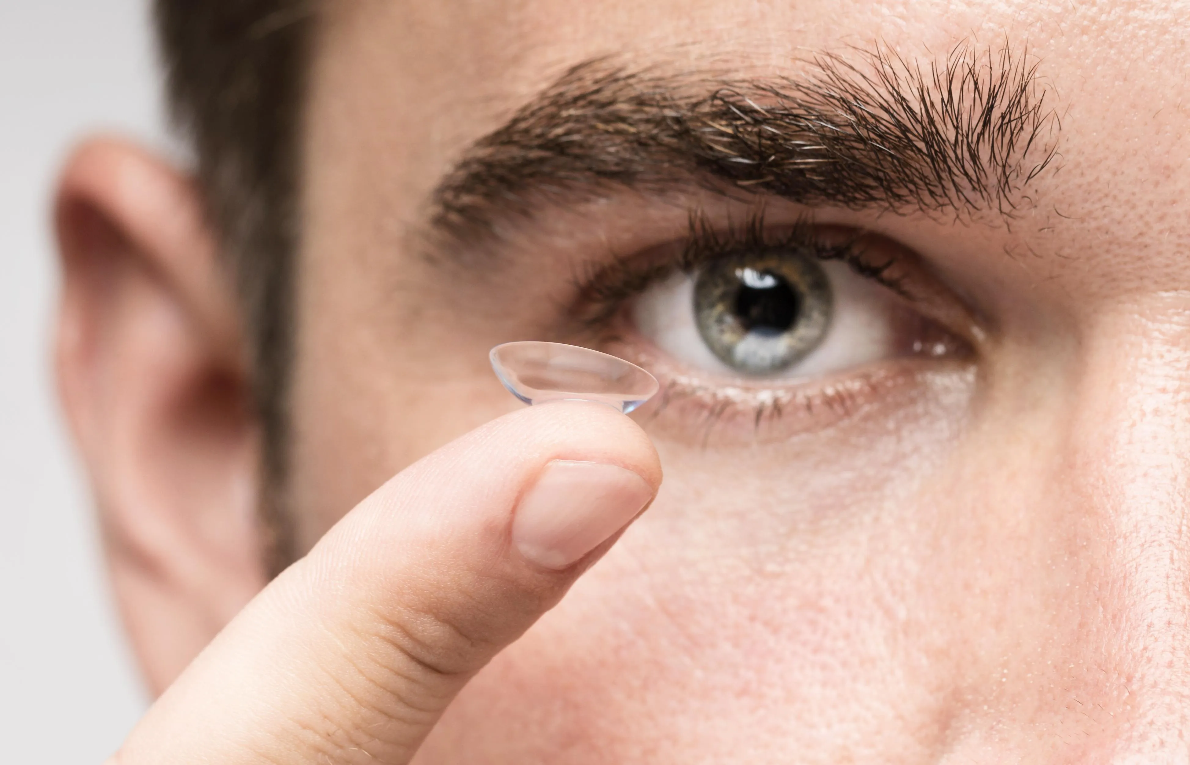 Wearing contacts too long: is it dangerous?