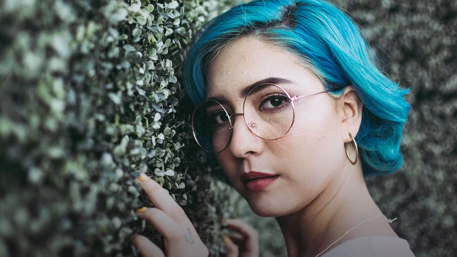 5 hairstyles that look amazing on girls who wear glasses